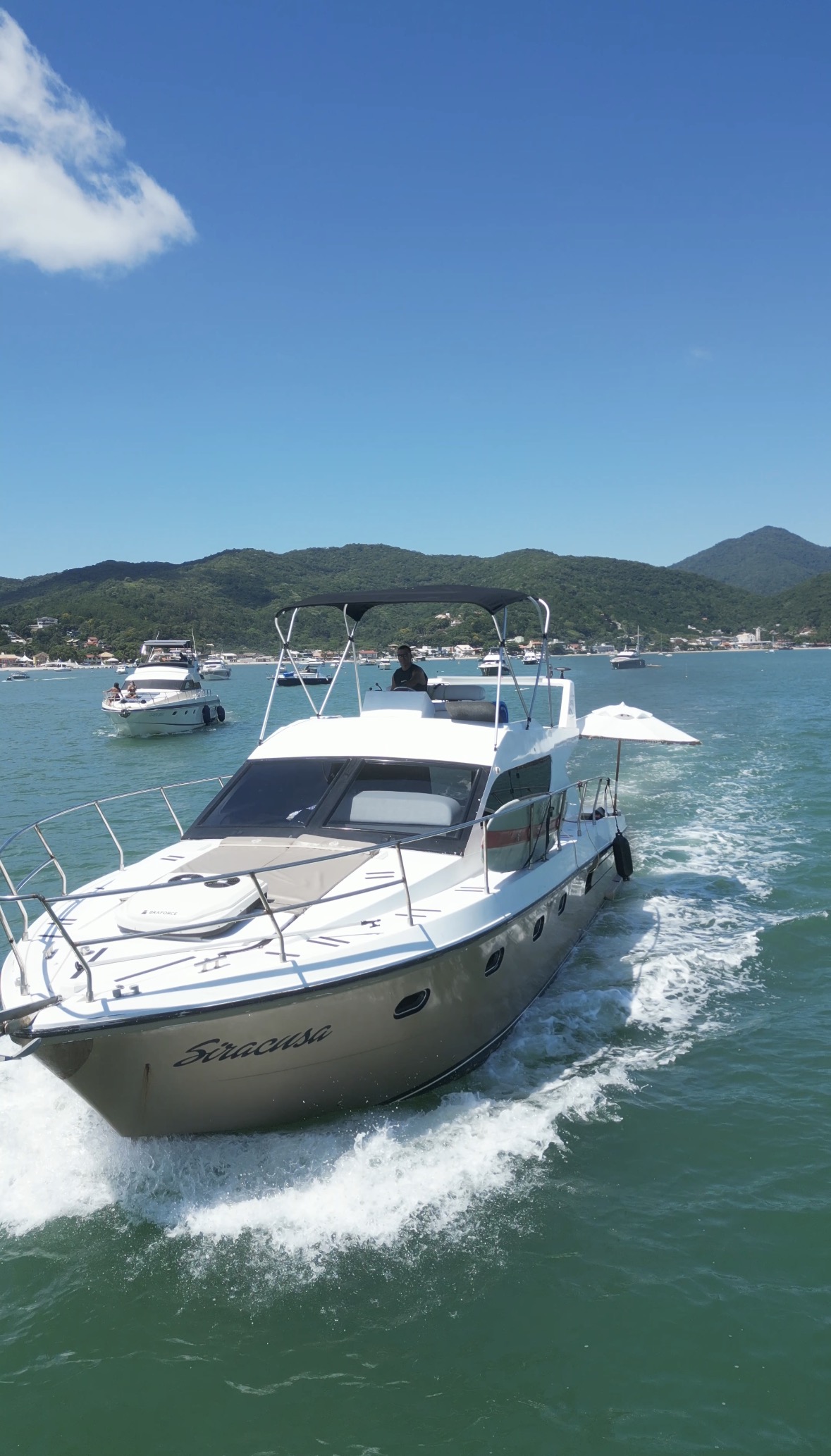Tecnomarine 45 pés para aluguel em Porto Belo